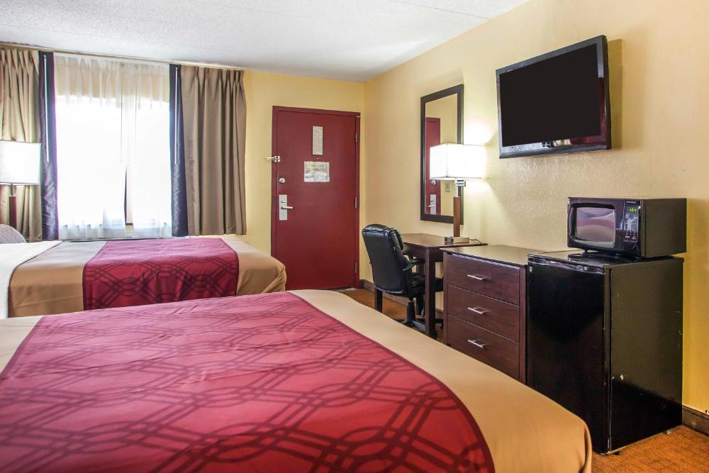 Queen Room with Two Queen Beds - Non-Smoking interior